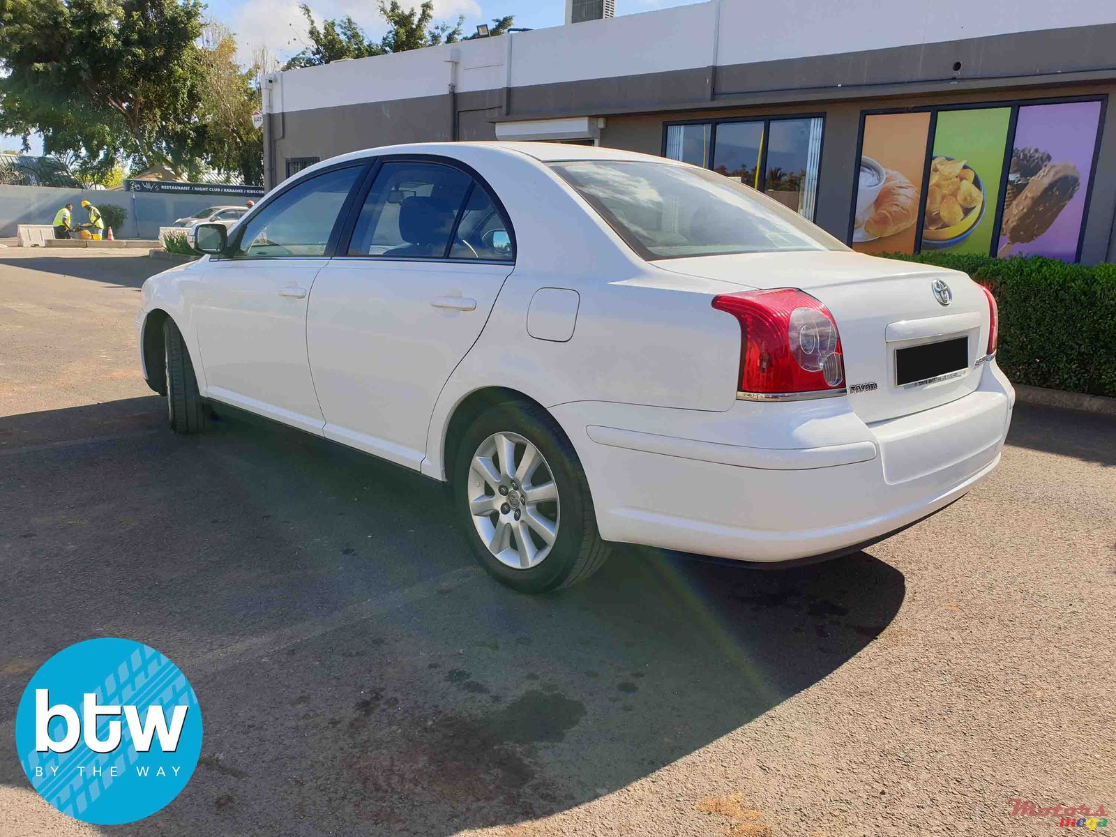 2009' Toyota Avensis photo #2