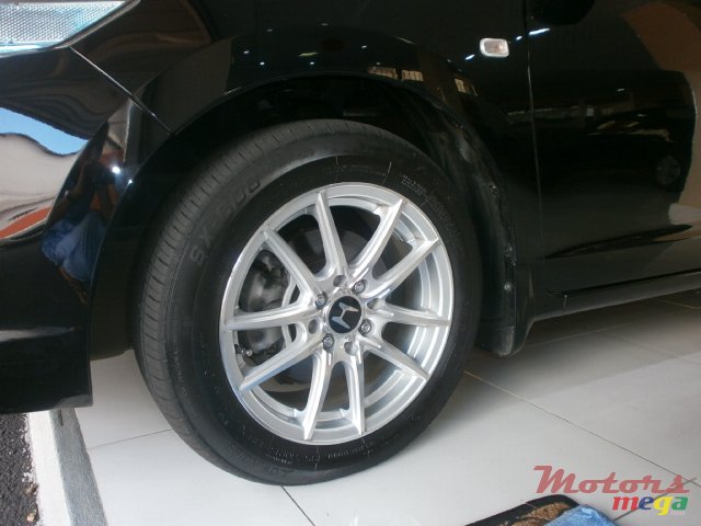 2011' Honda Insight Hybrid photo #2