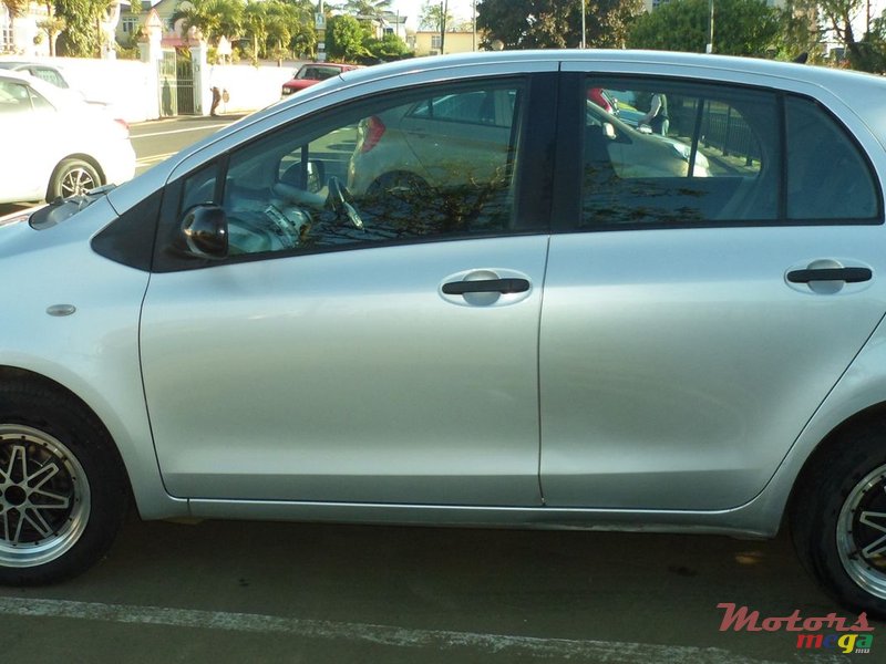 2007' Toyota Vitz photo #3