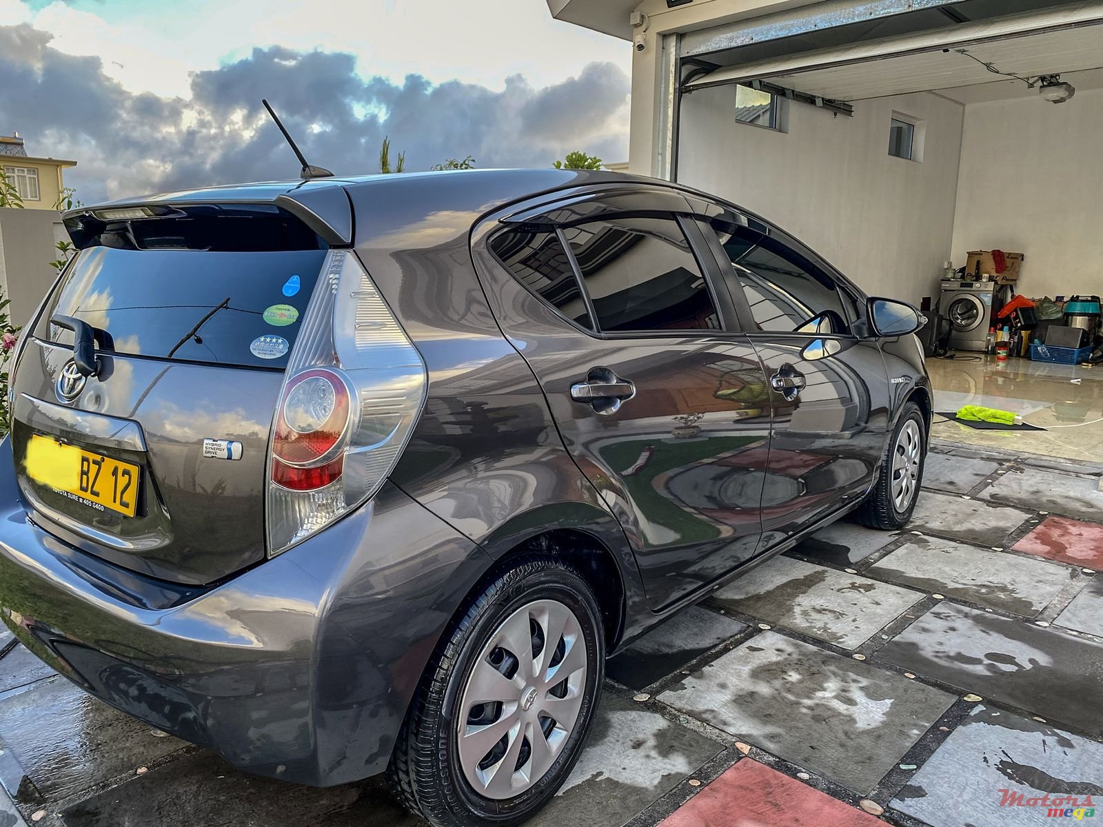 2012' Toyota Aqua photo #1