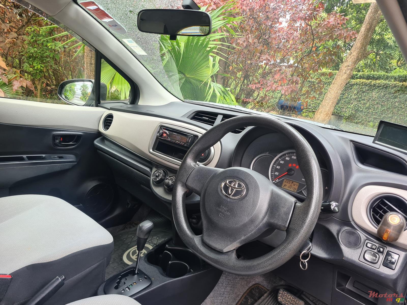 2013' Toyota Vitz 1.3 automatic photo #5