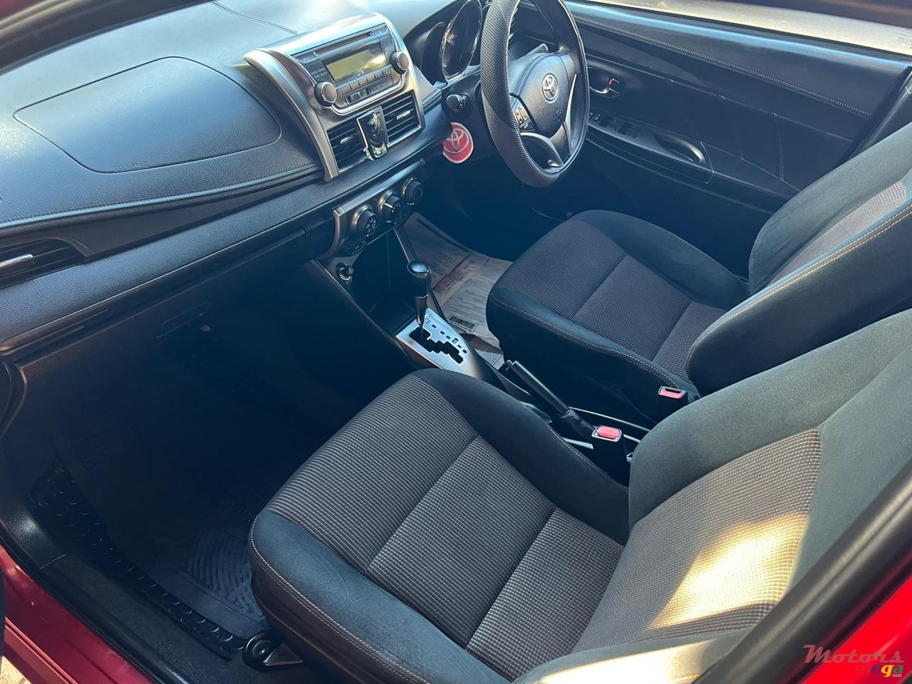 2015' Toyota Yaris photo #4