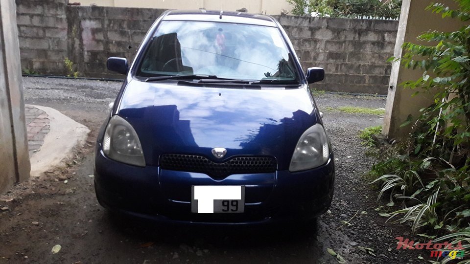 1999' Toyota Vitz photo #1