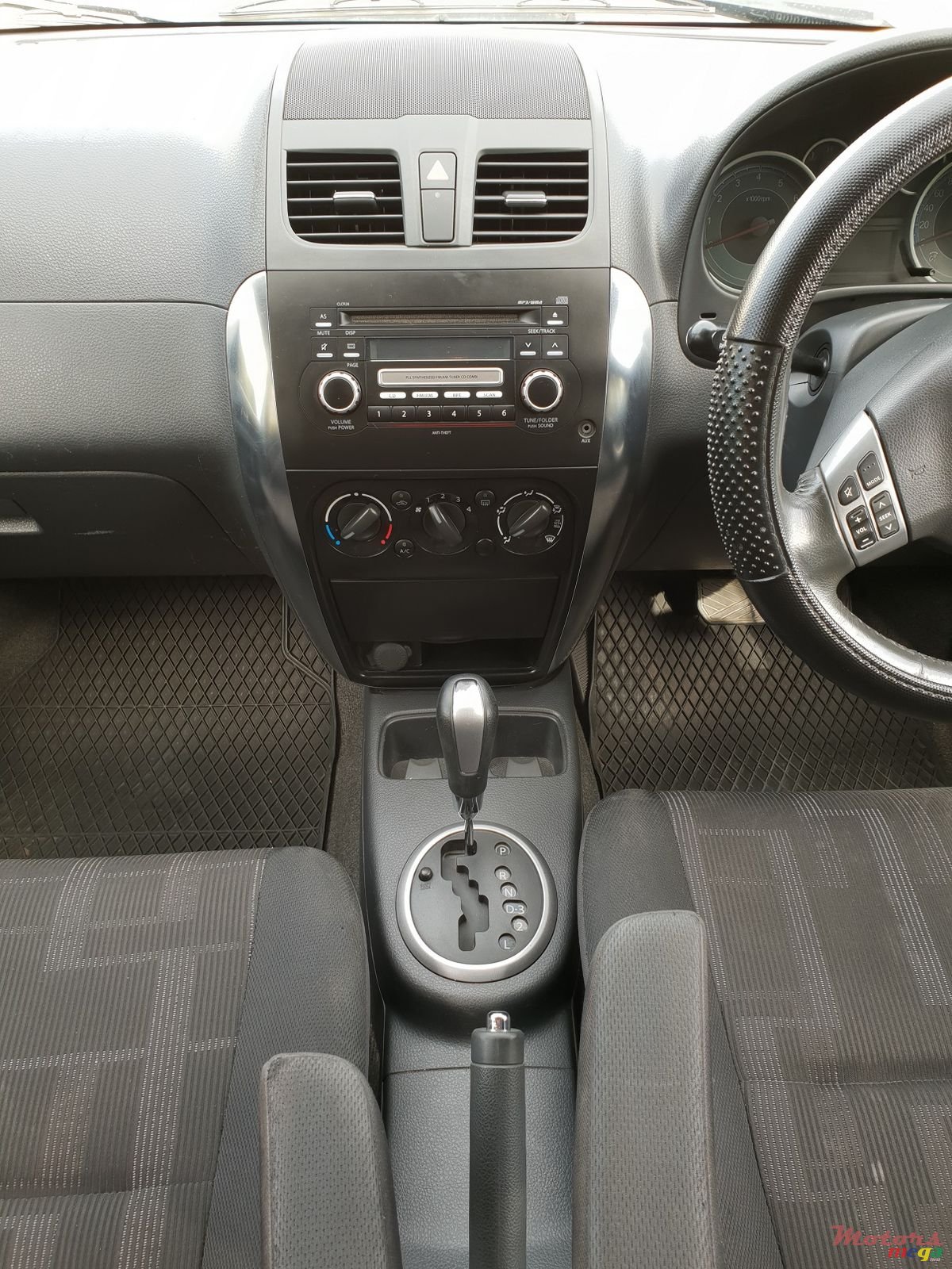 2011' Suzuki SX4 photo #5