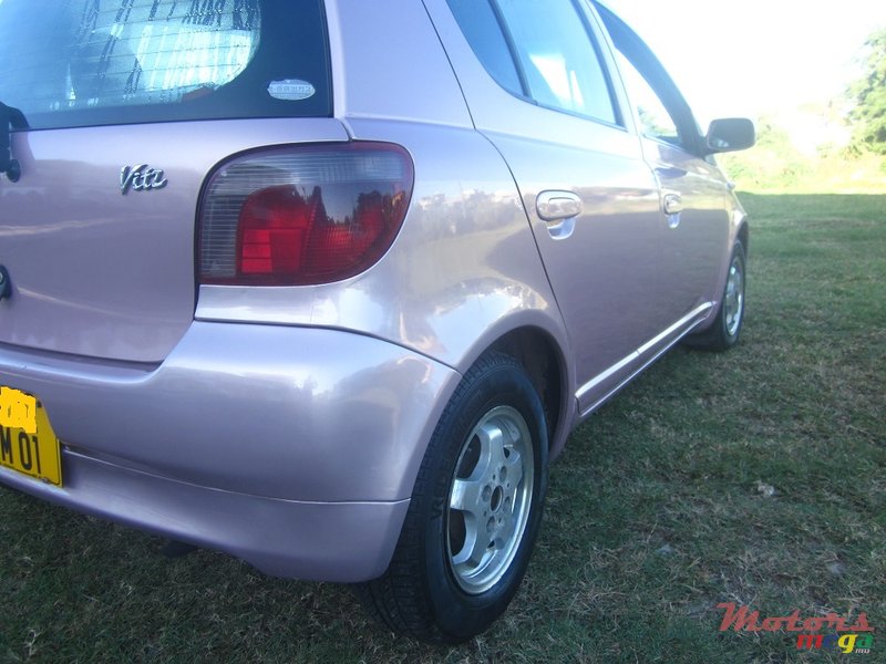 2001' Toyota Vitz photo #3