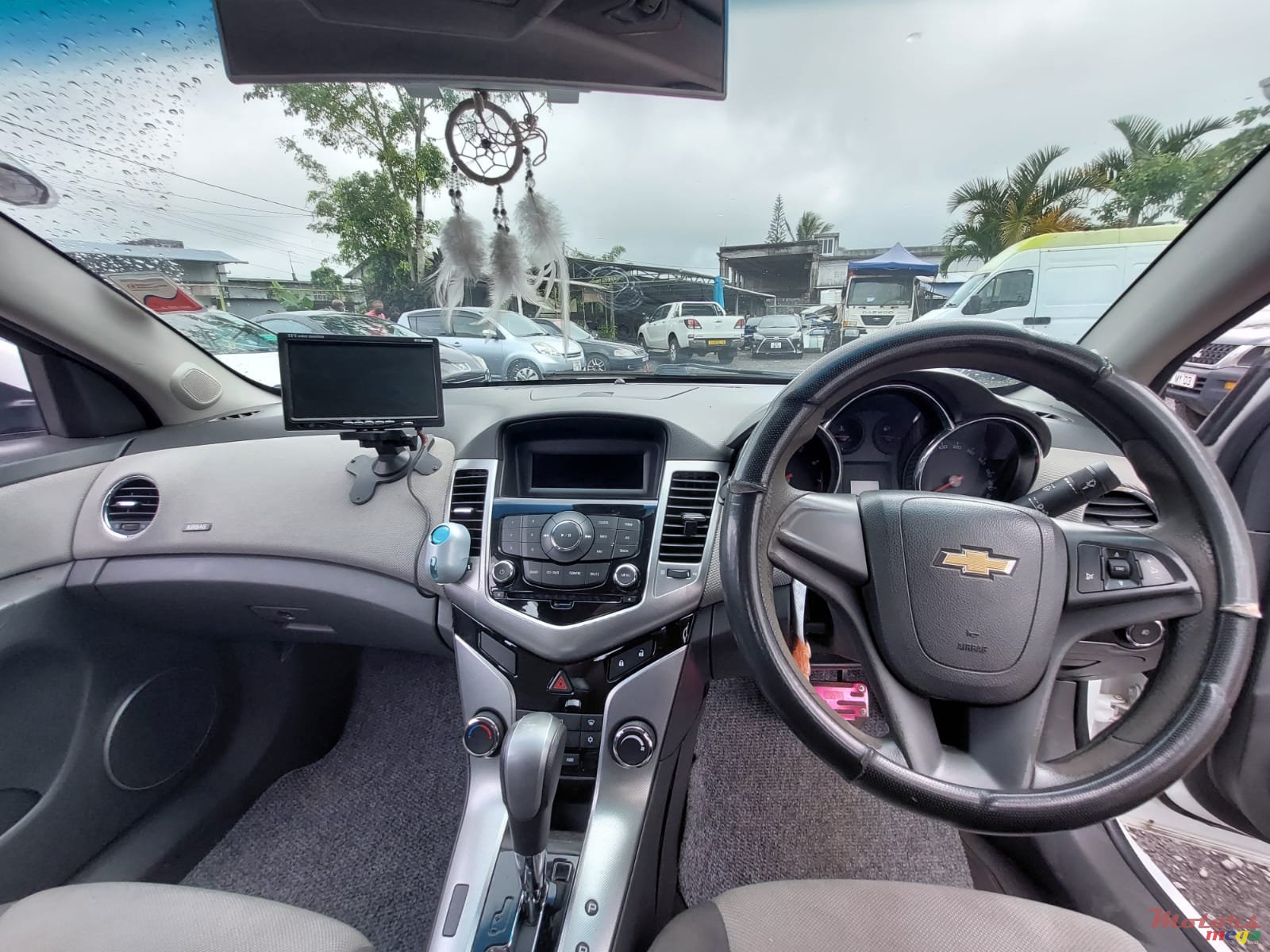 2010' Chevrolet Cruze photo #2