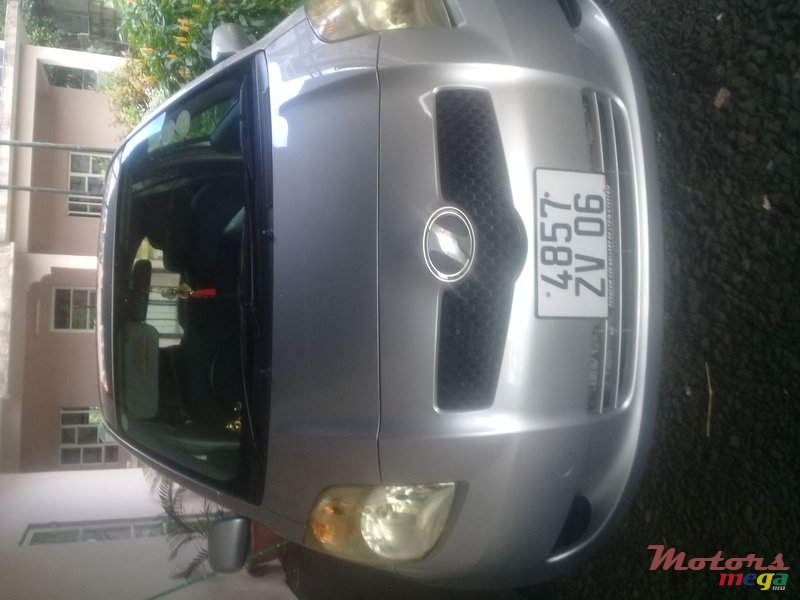 2006' Toyota Vitz photo #2