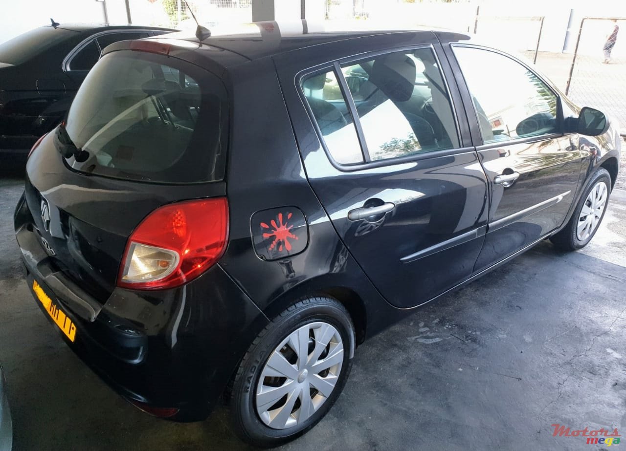 2011' Renault Clio photo #2