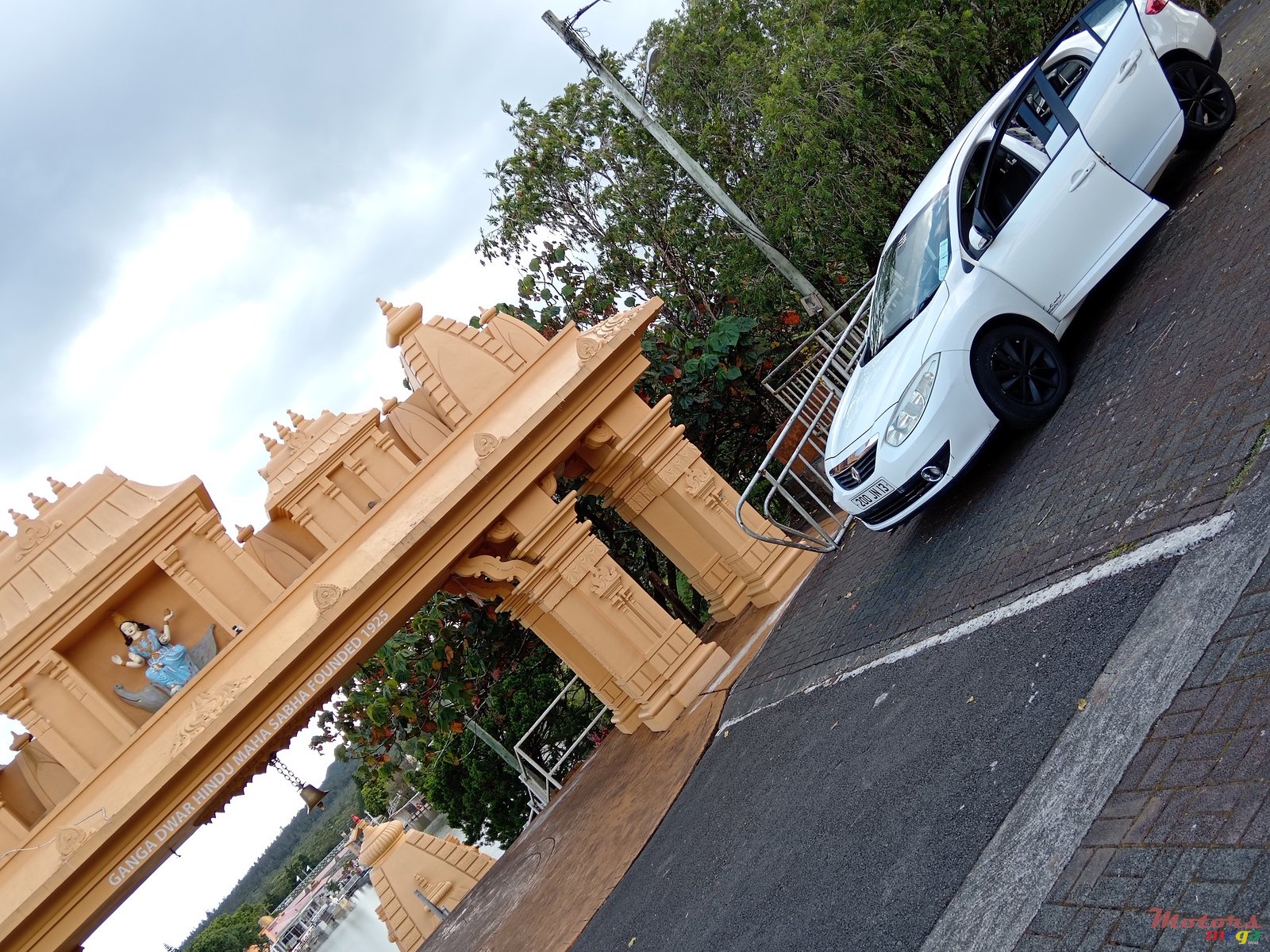 2013' Renault Fluence photo #1