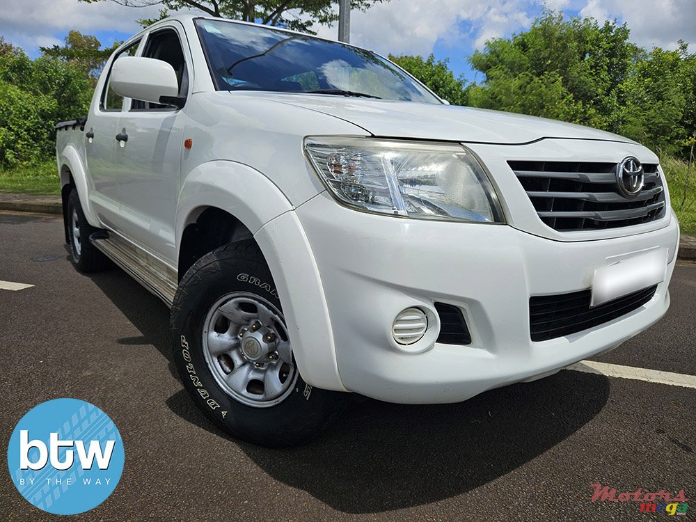 2015' Toyota Hilux photo #1