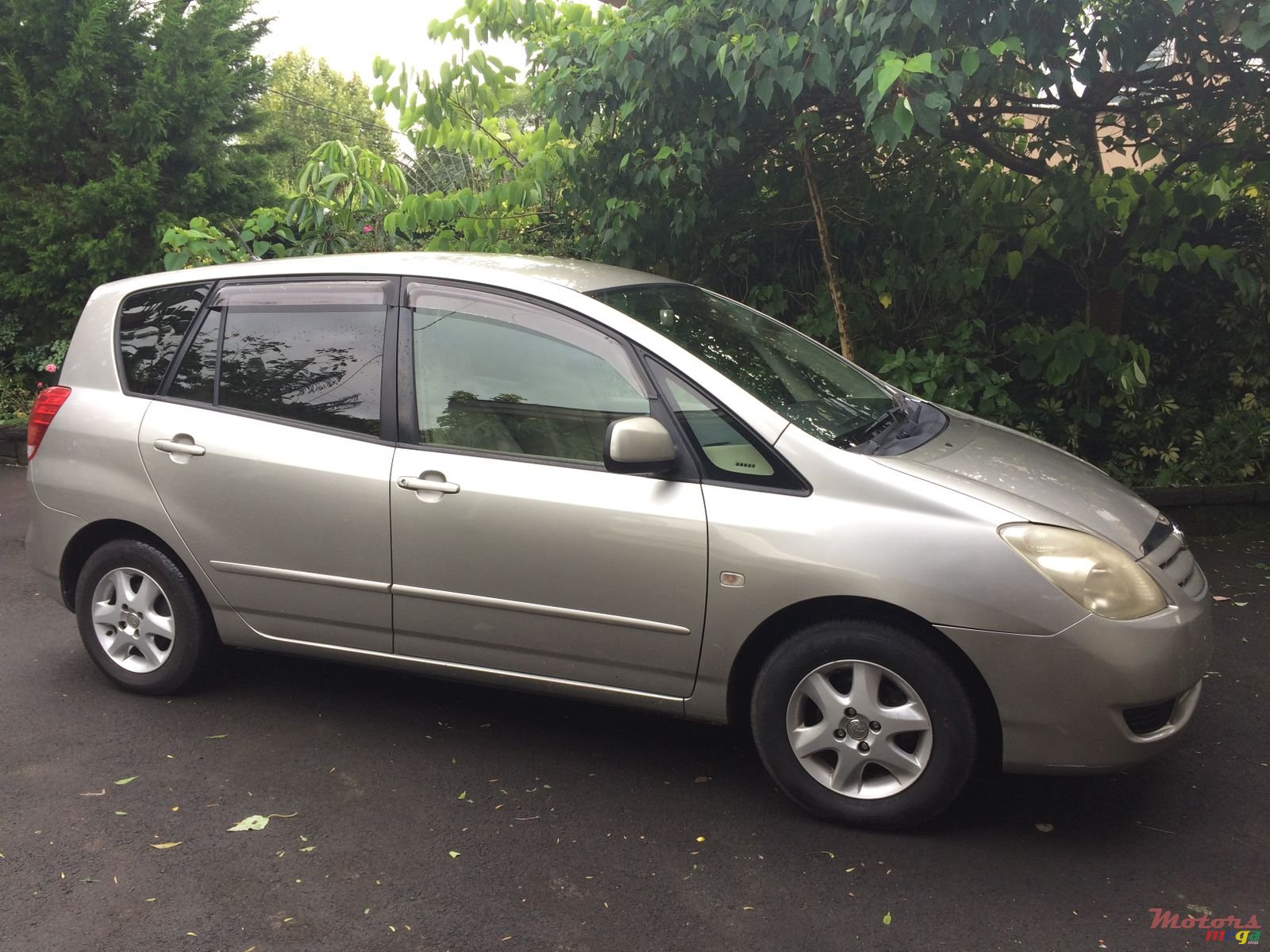 2004' Toyota Verso Spacio photo #2