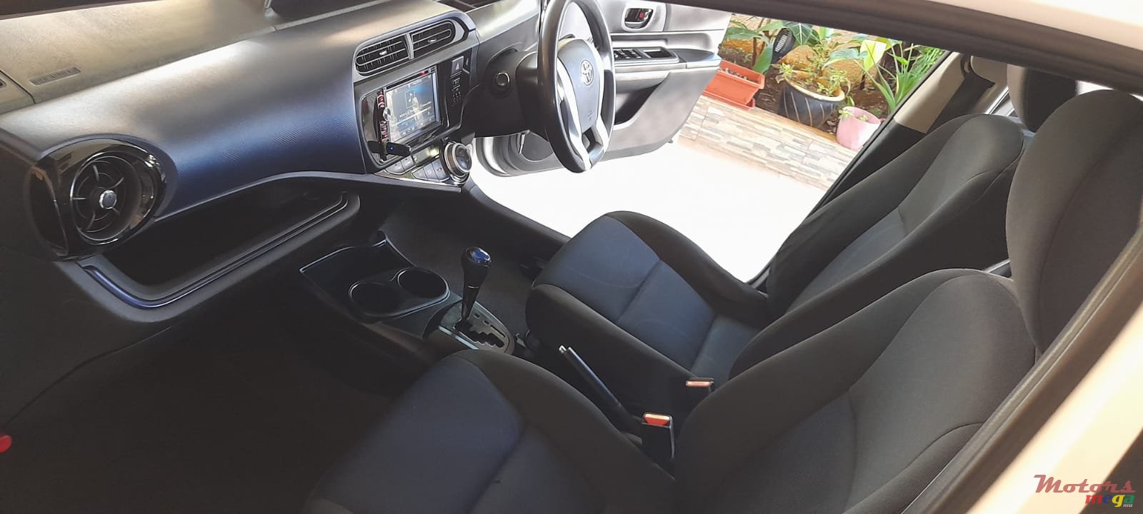 2015' Toyota Aqua photo #3