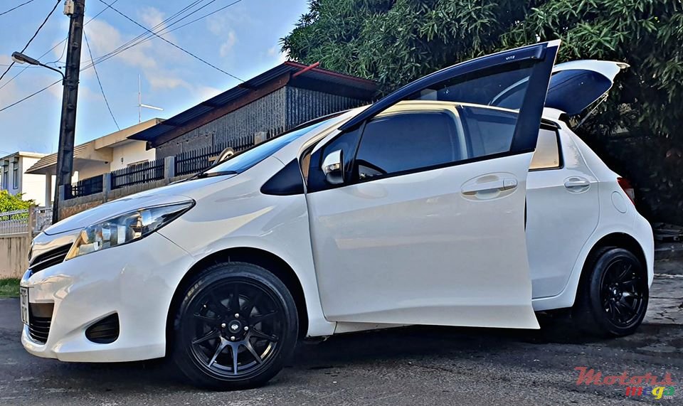 2012' Toyota Vitz photo #2
