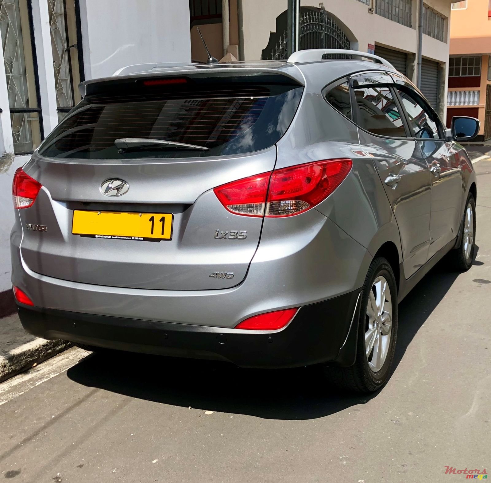 2011' Hyundai ix35 4WD photo #2