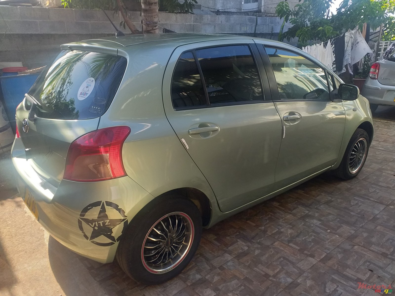 2006' Toyota Vitz photo #2