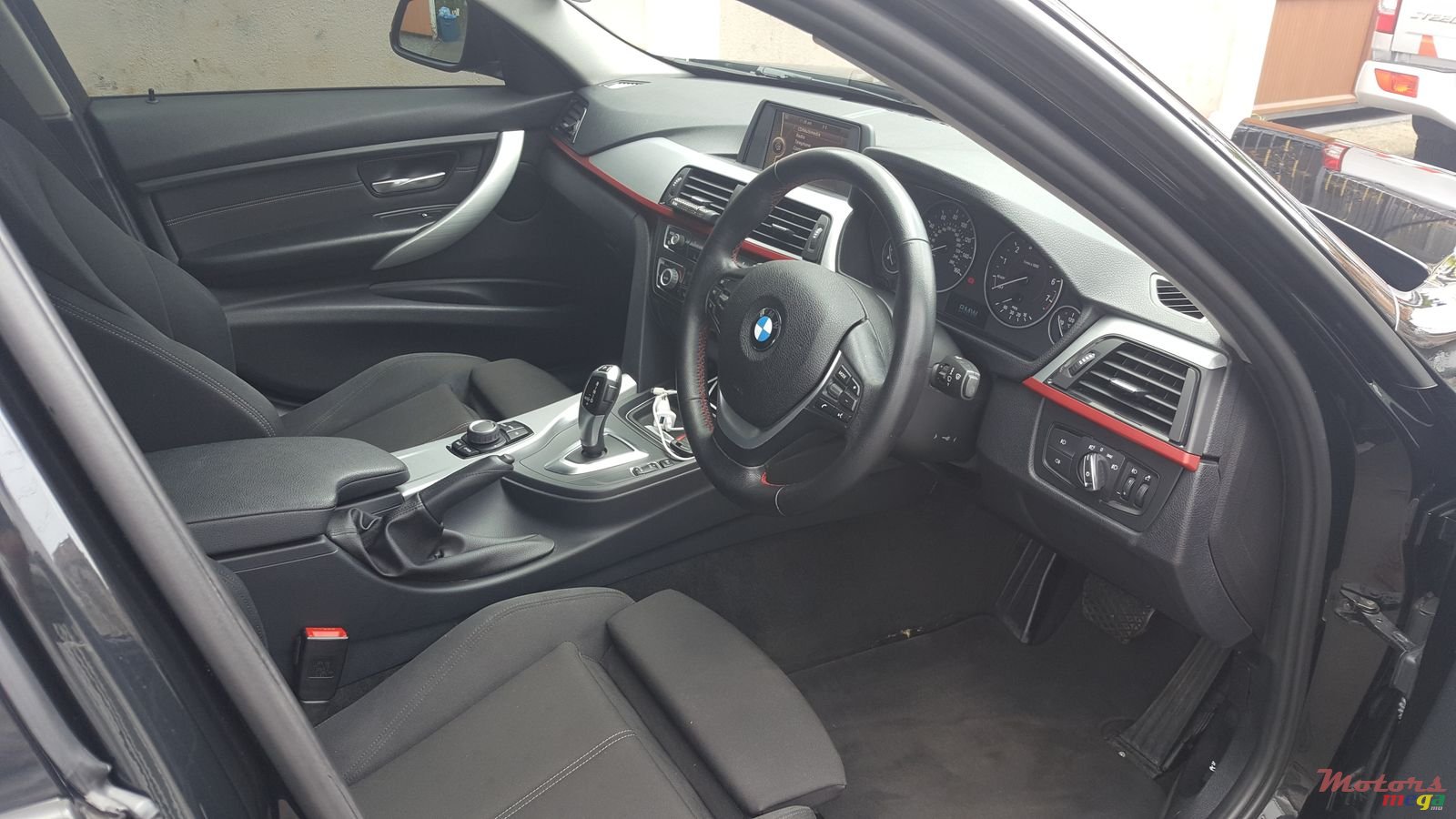 2012' BMW 316i photo #6