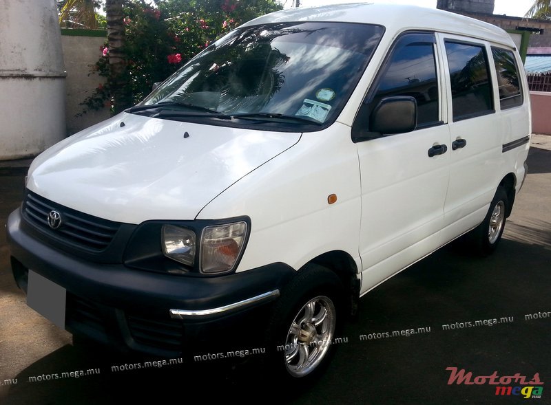 2004' Toyota photo #1