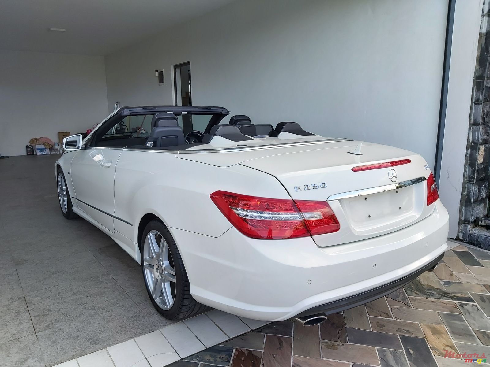 2011' Mercedes-Benz E-Class photo #3