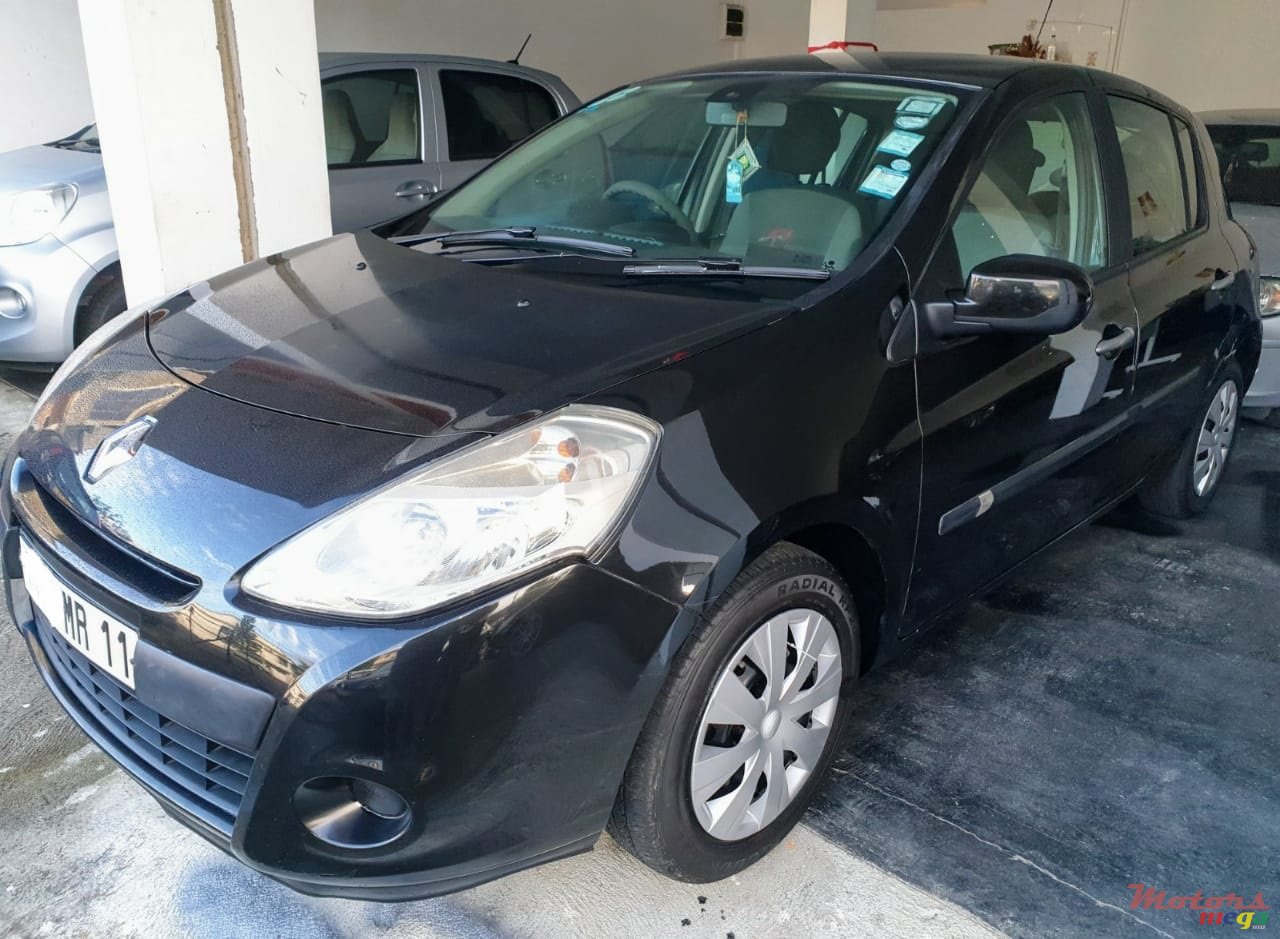2011' Renault Clio photo #1