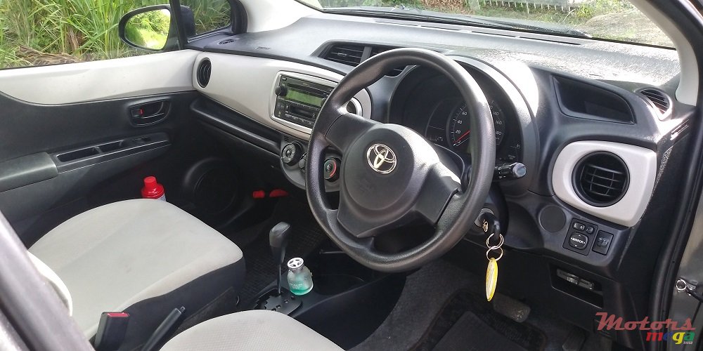 2011' Toyota Vitz 1.3 photo #6