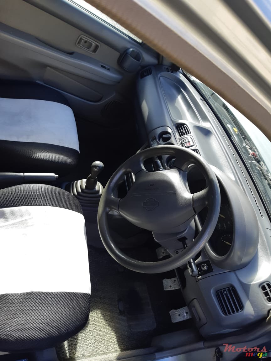 2001' Nissan photo #5