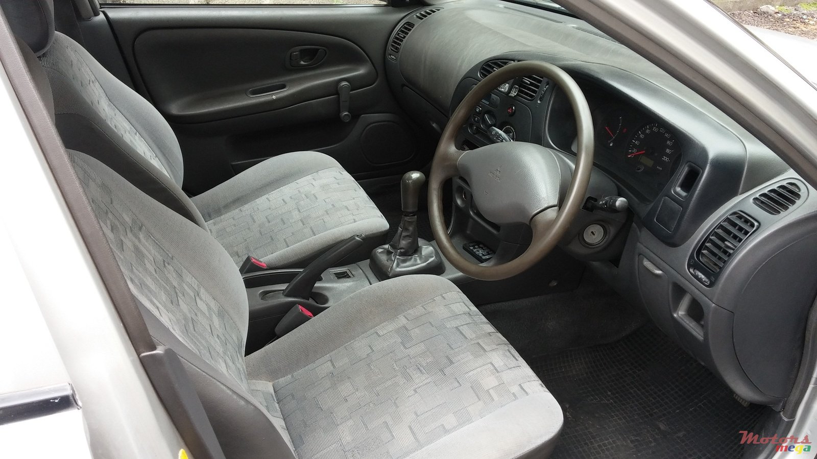 1998' Mitsubishi Lancer GL photo #3