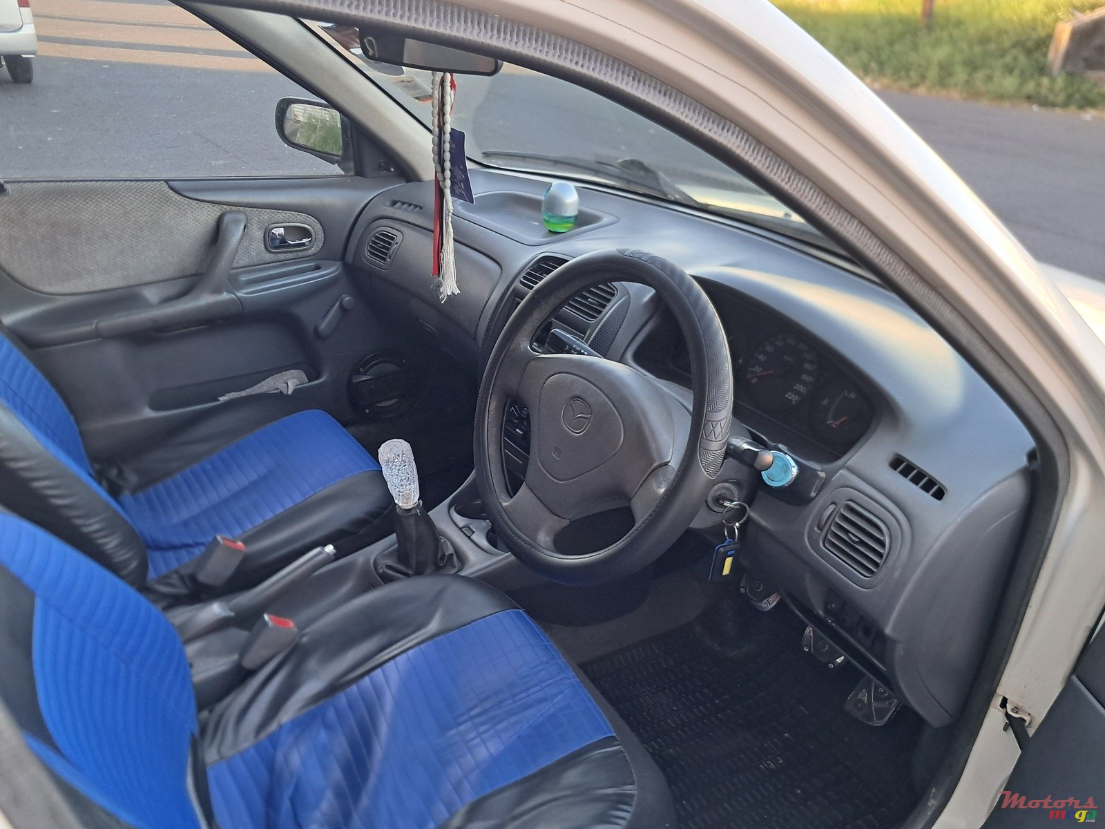 2001' Mazda 323 photo #3