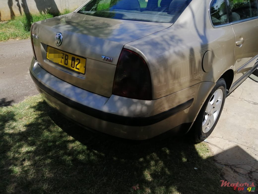 2002' Volkswagen Passat photo #3