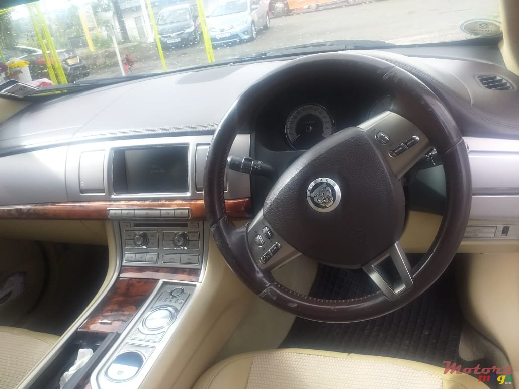 2010' Jaguar XF photo #6