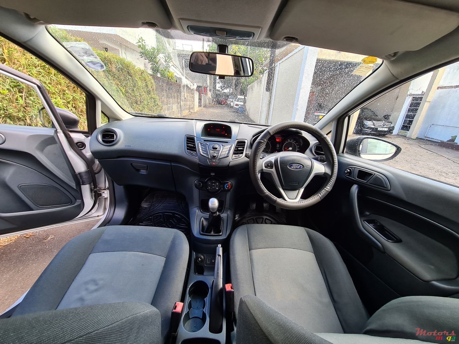 2012' Ford Fiesta Hatchback photo #7