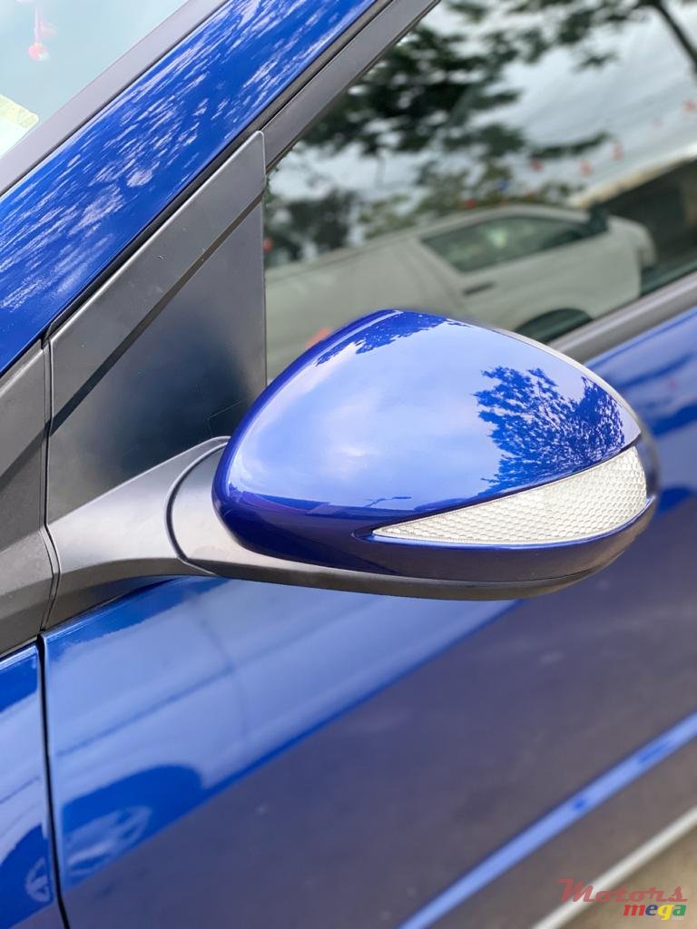 2011' Honda Civic Hatchback photo #3