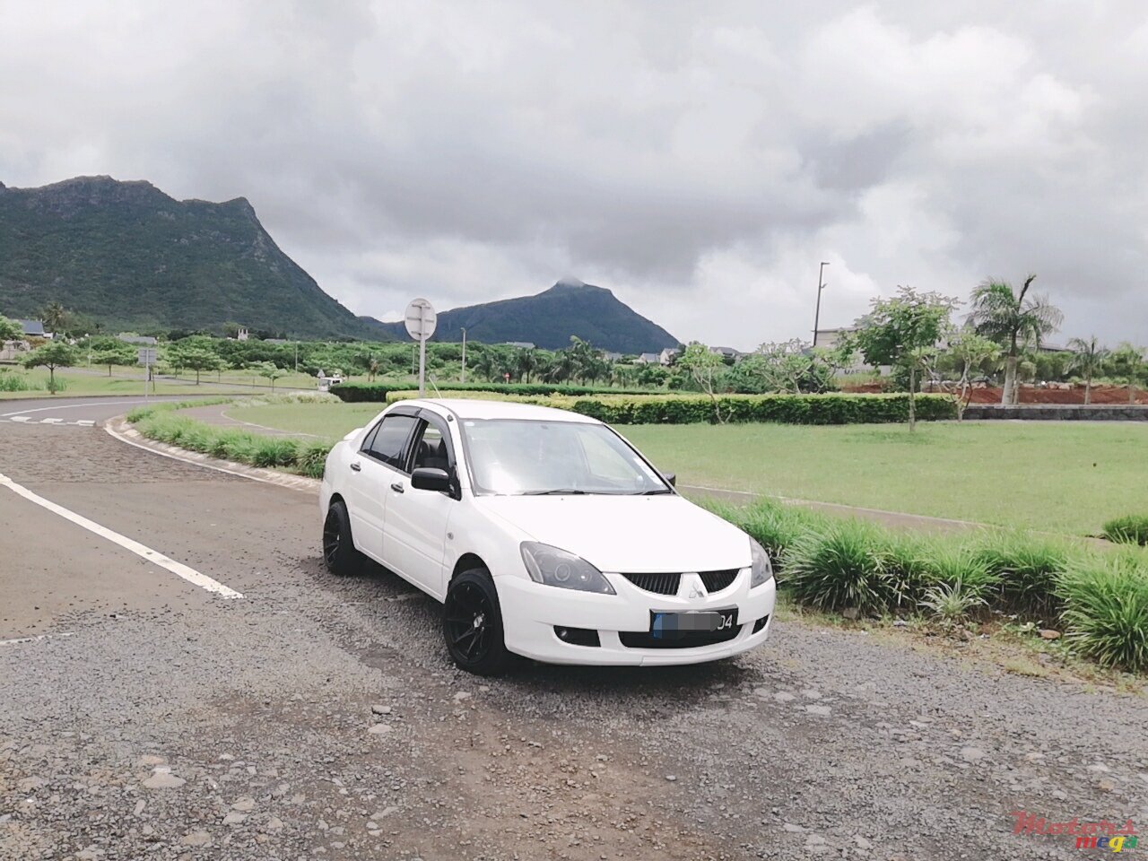 2004' Mitsubishi Lancer photo #1