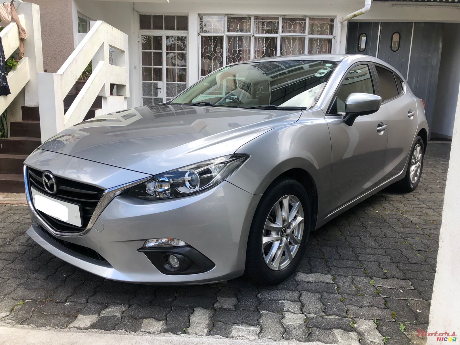 2015' Mazda 3 Hatchback photo #3