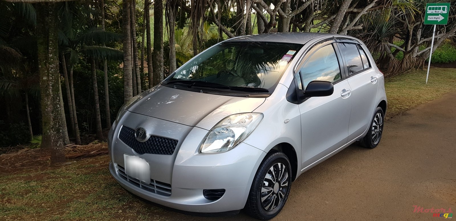 2007' Toyota Vitz photo #2