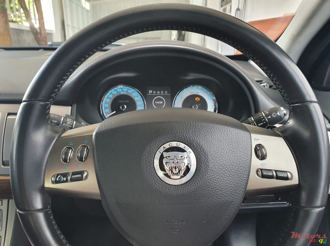 2010' Jaguar XF photo #2