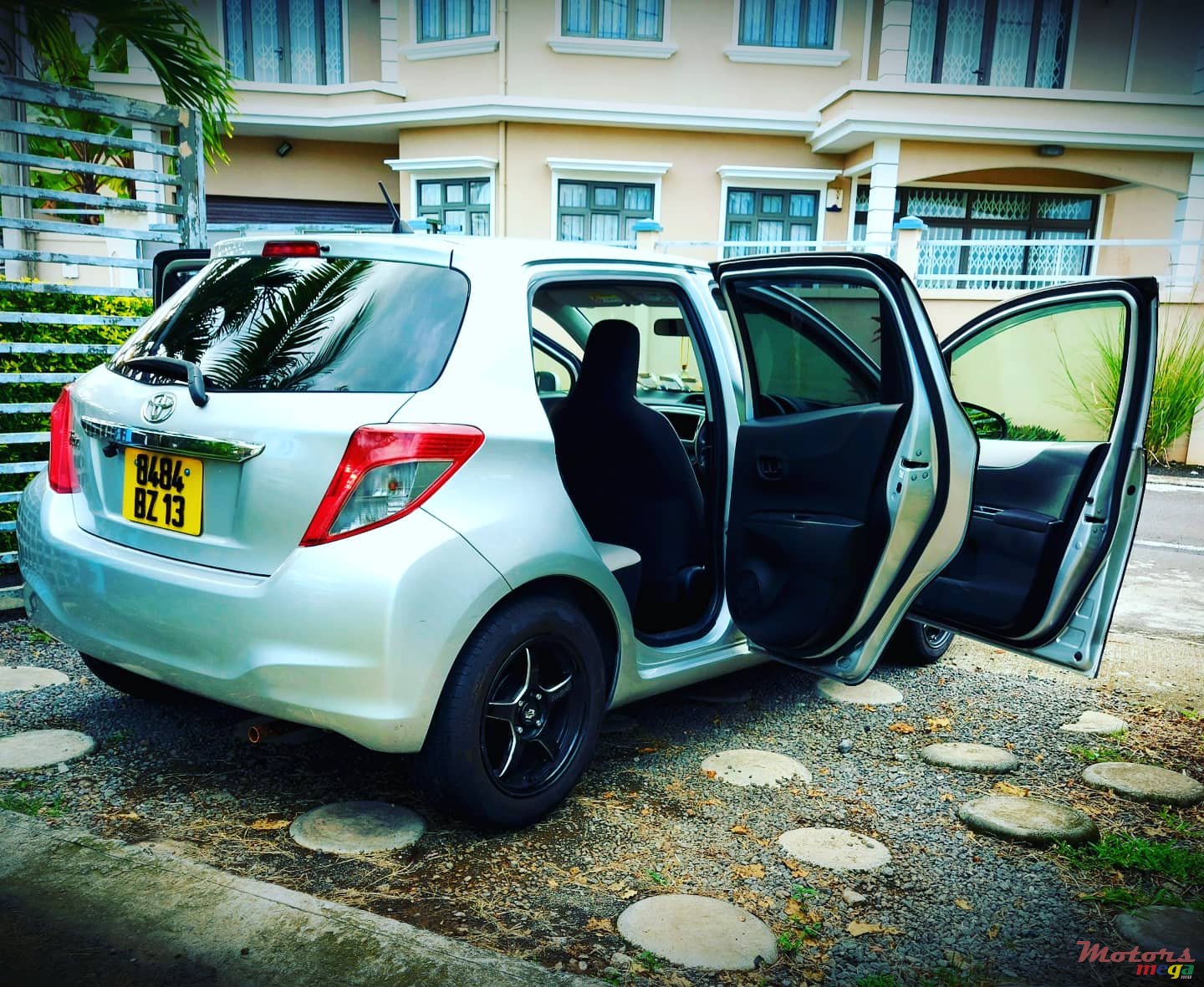 2013' Toyota Vitz Dorigine photo #3