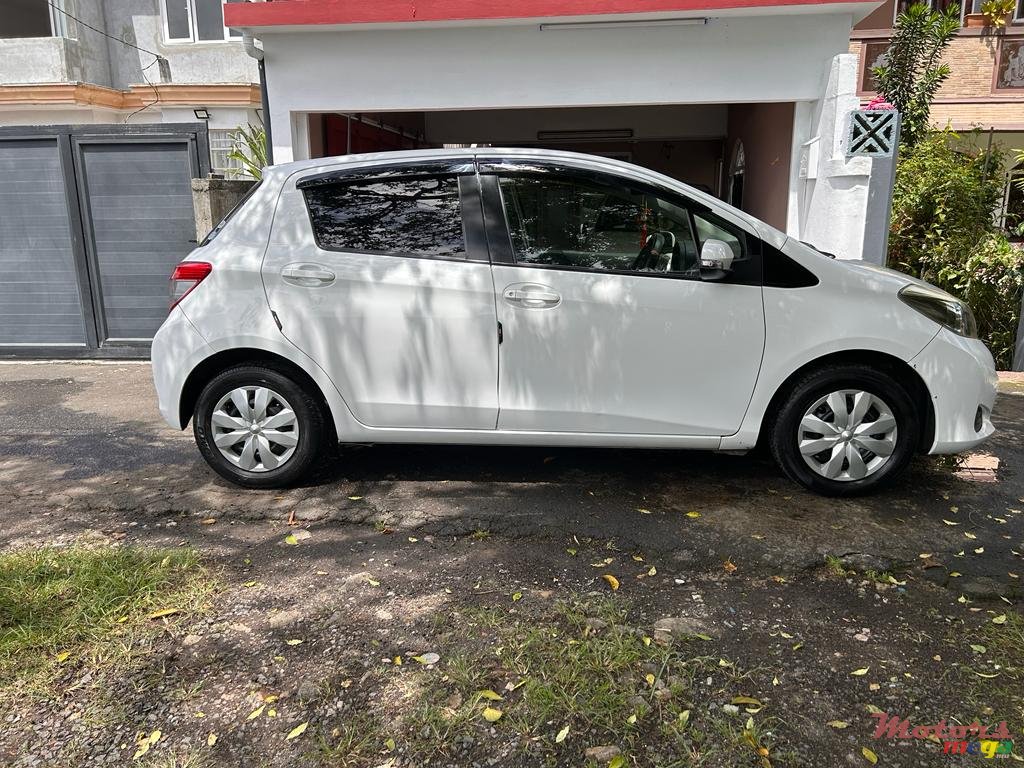 2011' Toyota Vitz photo #7