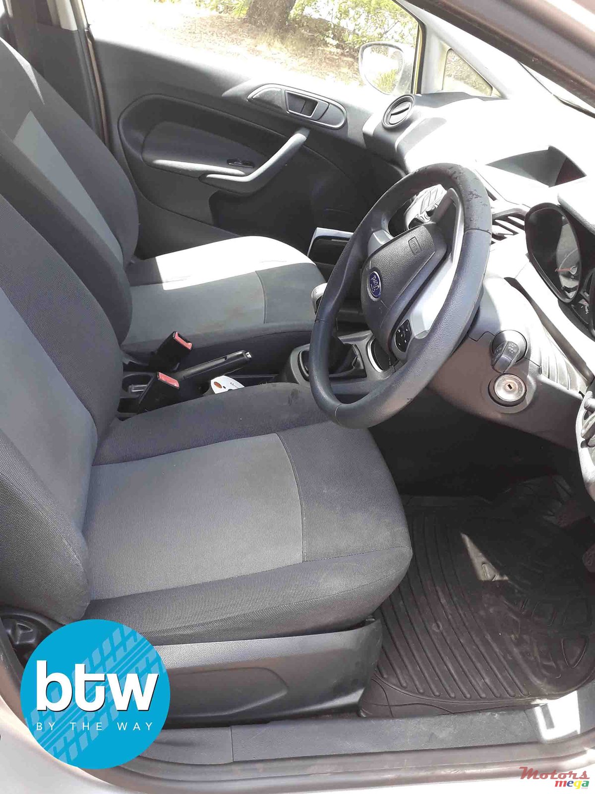 2012' Ford Fiesta photo #6