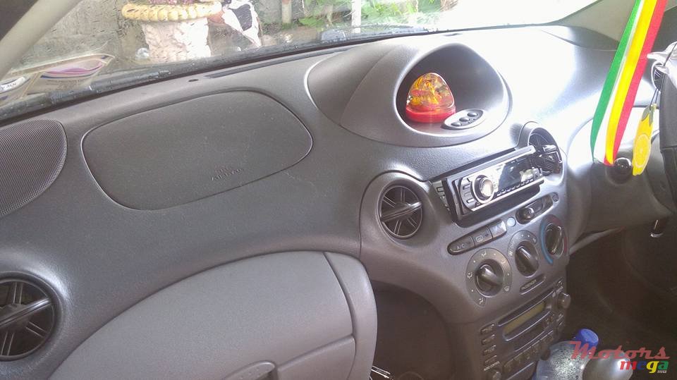 2000' Toyota Vitz photo #2