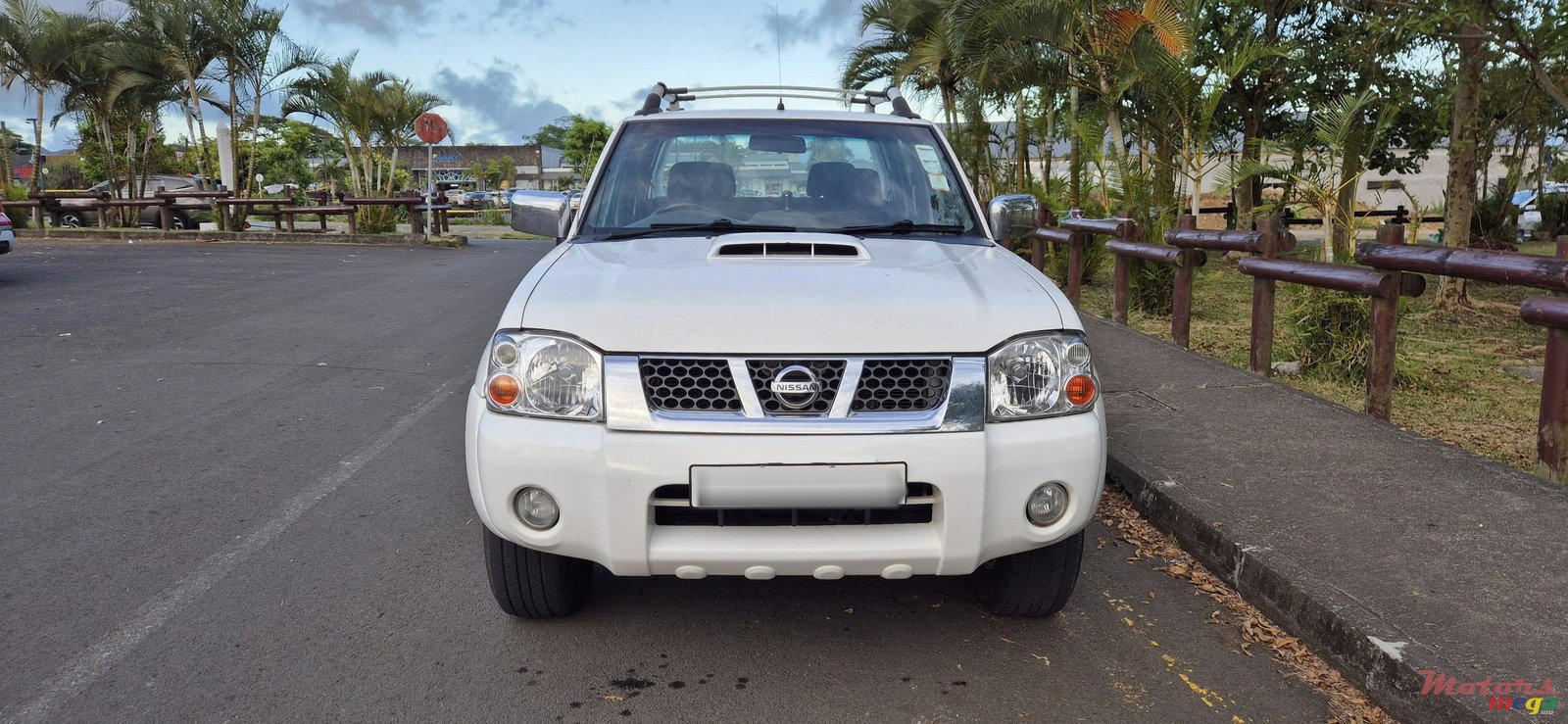 2017' Nissan NV300 photo #2