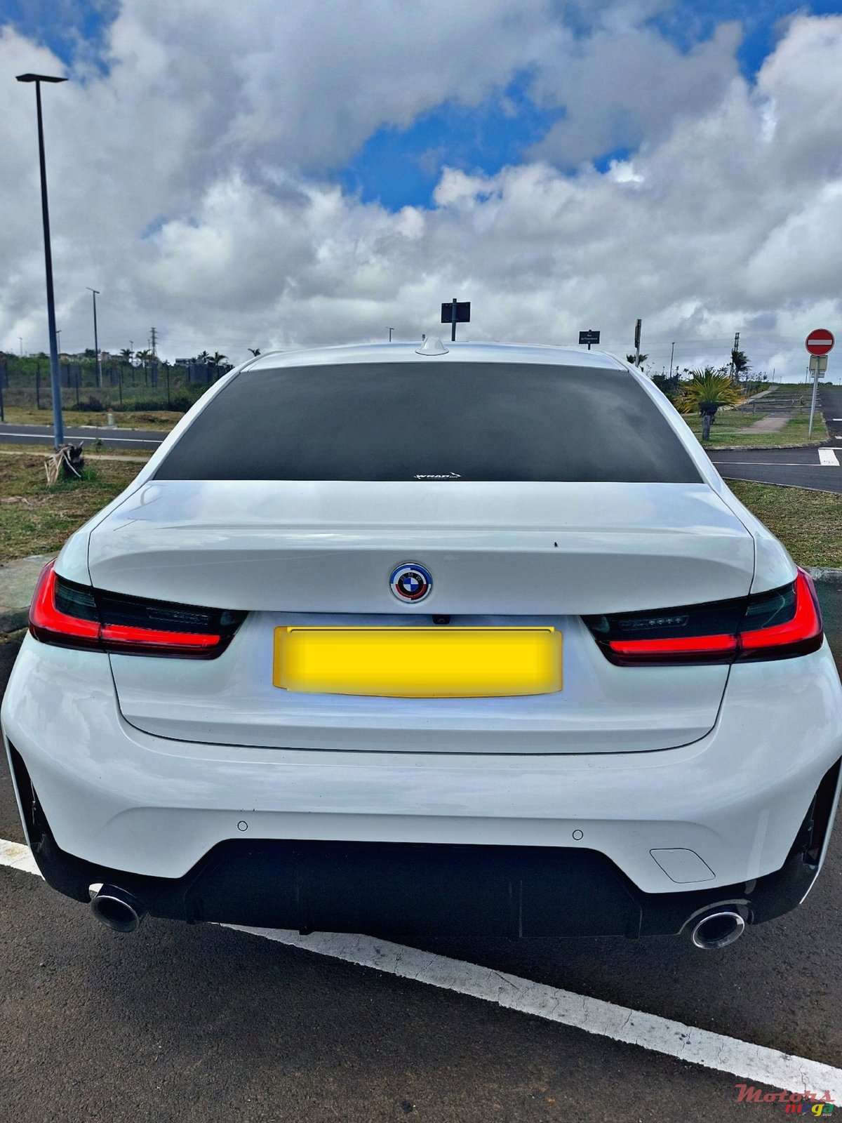 2022' BMW 3 Series Sedan photo #2