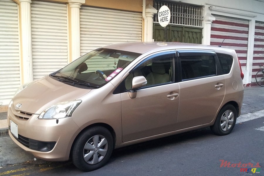 2010' Toyota Passo Sette 7-seater photo #3