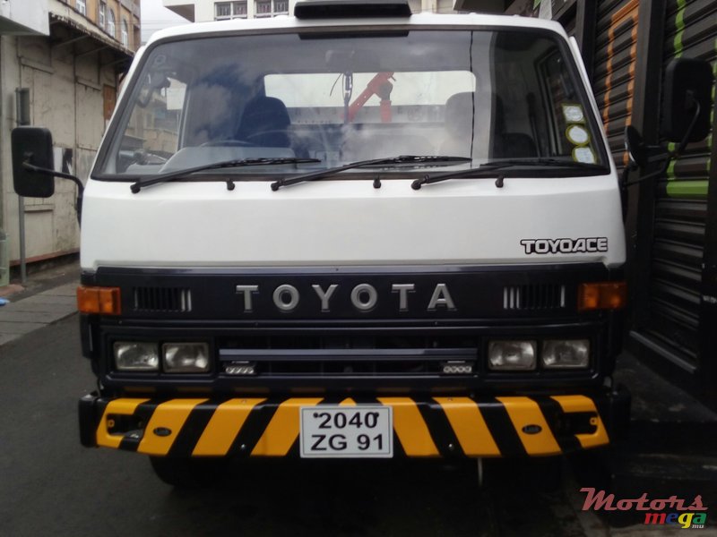 1991' Toyota Towing truck photo #1