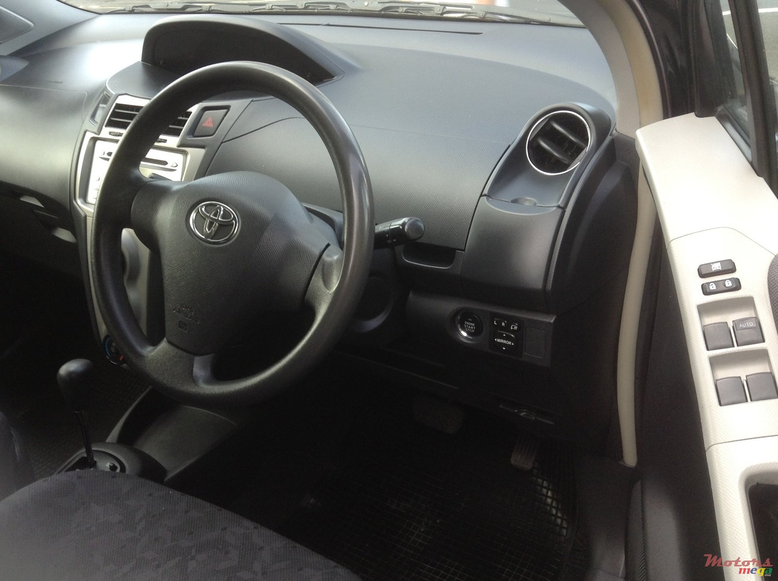 2008' Toyota Vitz photo #4