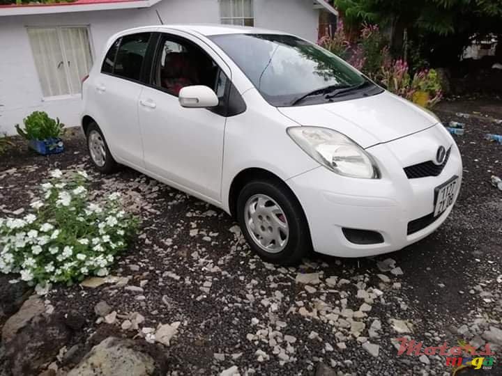2008' Toyota Vitz photo #2