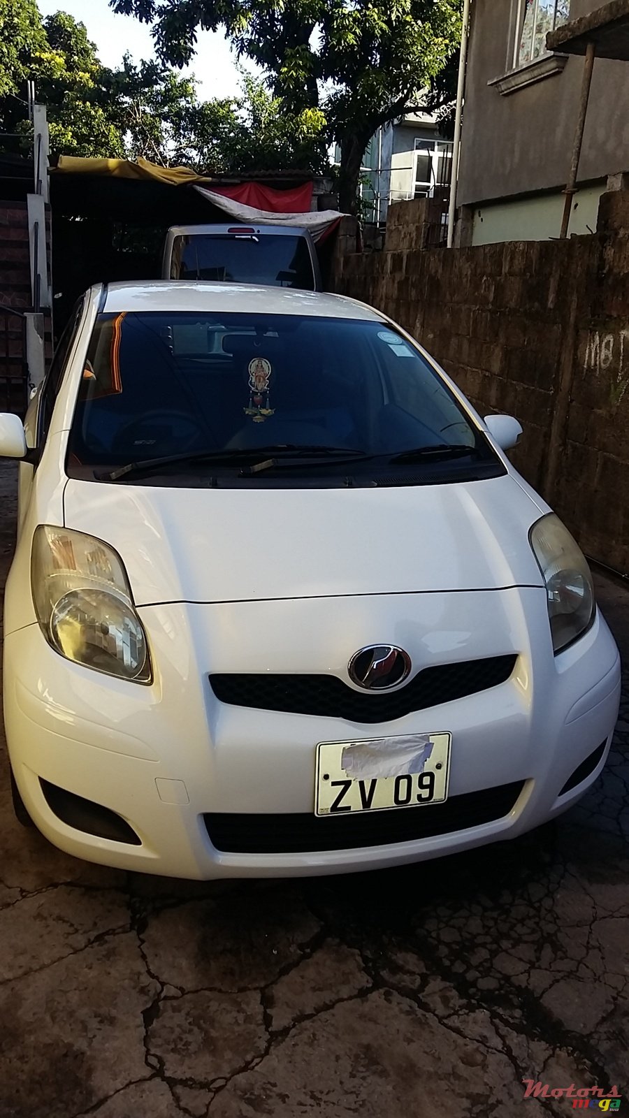 2009' Toyota Vitz photo #1
