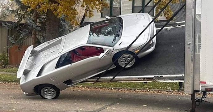 Lamborghini Diablo loading platform fail