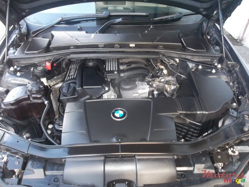 2009' BMW 3 Series Sedan photo #2