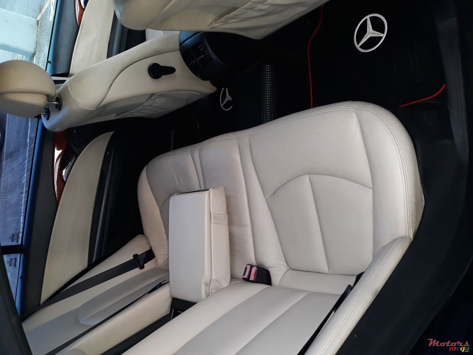 2009' Mercedes-Benz 200E photo #3