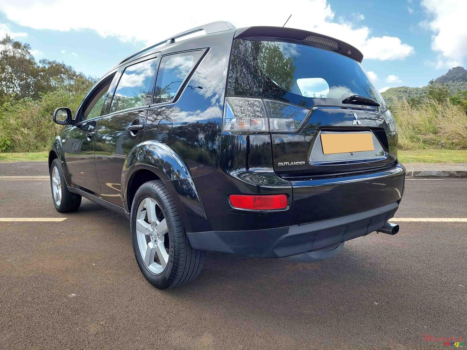 2009' Mitsubishi Outlander photo #2